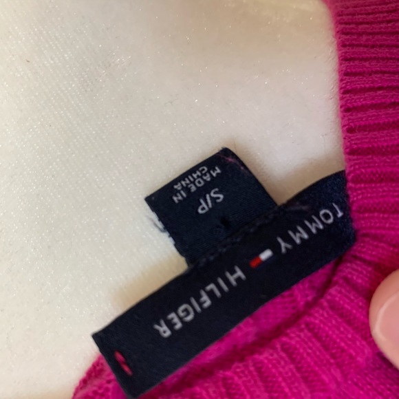 TOMMY HILFIGURE | Pink Knitted V-Neck Sweater - Picture 5 of 7
